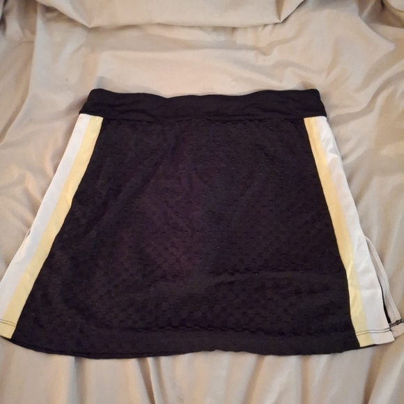 Izod Black With Yellow & White Stripes Women's Athletic Skorts - Picture 2 of 7
